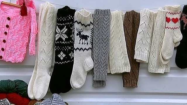 Kojinėmis prekiaujančios močiutės žiemai ruošiasi nuo vasaros
