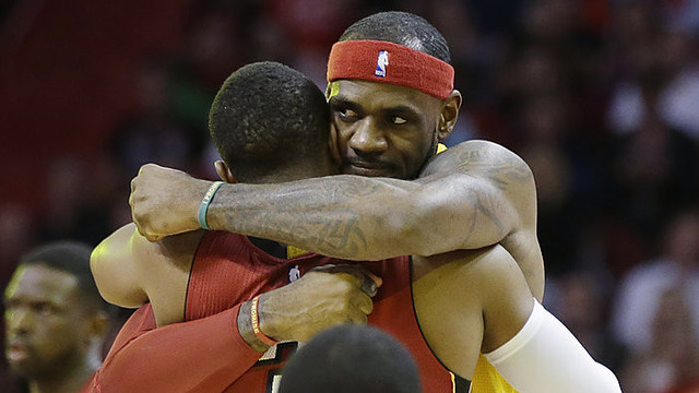 Miami „Heat“ fanai L. Jamesą sutiko plojimais ir švilpimu