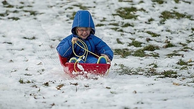 Savaitgalį toliau snigs, gali susidaryti plikledis