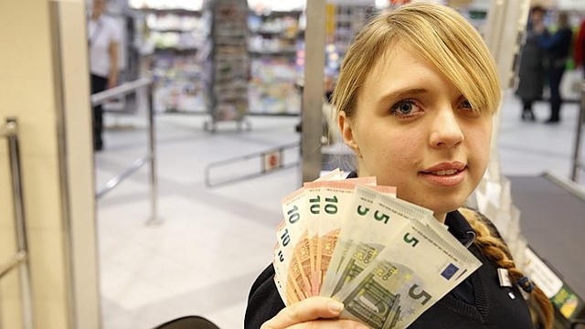 Prekybos centrų kasininkes pirmieji pirkėjai egzaminuoja euru