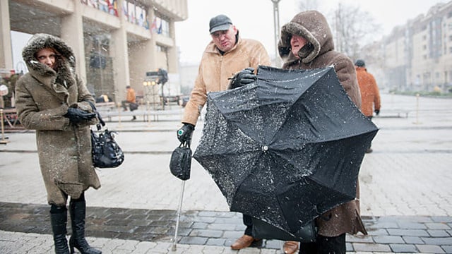 Naktį dangumi nusidrieks lietaus pritvinkę debesys