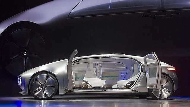 „Mercedes-Benz“ pristatė stulbinantį autonominį automobilį