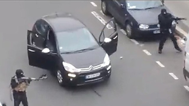 Persigandę prancūzai žudynes filmavo nuo stogo