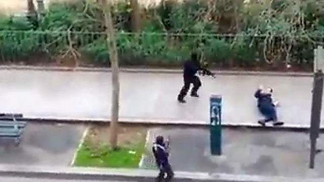 Vaizdo įraše – Paryžiuje žudantys ir sprunkantys užpuolikai