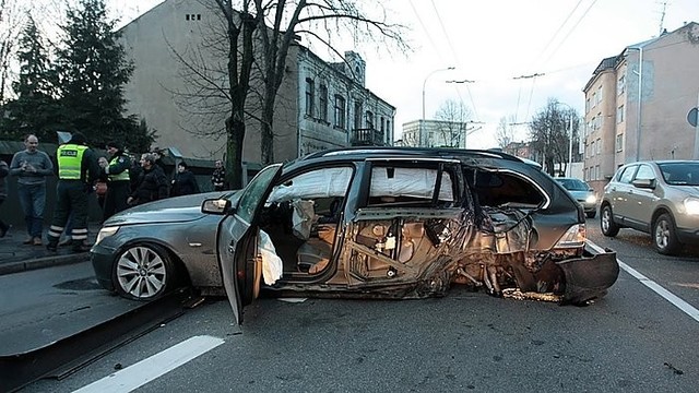 Kauno gatvėmis skriejęs BMW per avariją pradėjo byrėti