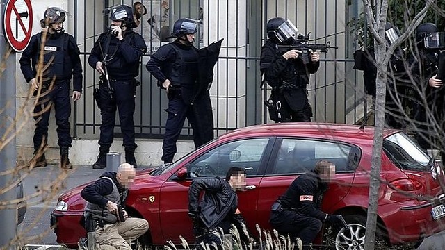 Įkaitų drama Paryžiuje baigėsi – užpuolikas pasidavė