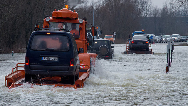 Pamario gyventojus per potvynį gelbsti traktoriai