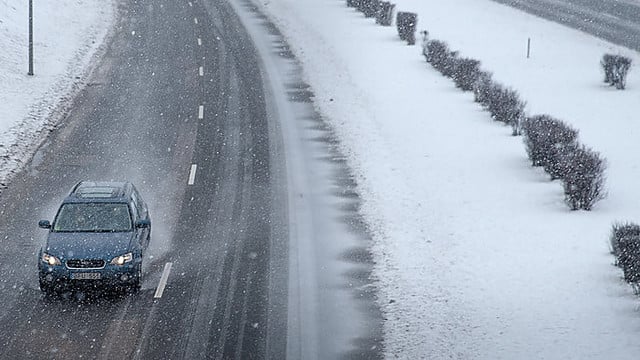 Prasidės šlapdriba, keliai darysis slidūs