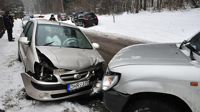Vilniuje visureigis taranavo „Hyundai“, nukentėjo moteris