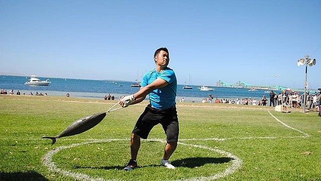 Australai varžėsi 8 kg tuno mėtymo varžybose