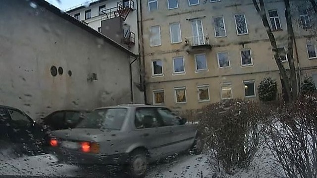 Vilniečio įraše – BMW skrydis į pastato sieną