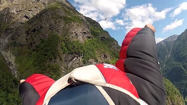 Norvegija kitu kampu: „wingsuit“ šuolis nuo Aurlando fiordo