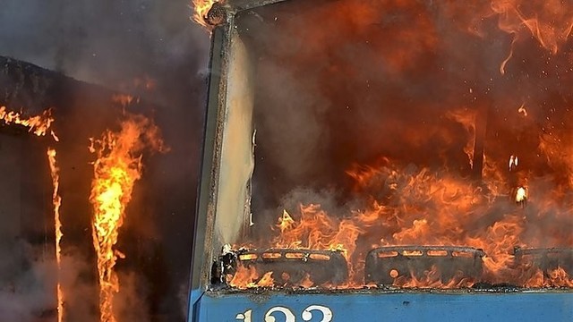Fabijoniškių žiede degė autobusas, neatmetama padegimo versija