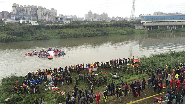 Taivane lėktuvas nukrito į upę, žuvo 8 žmonės