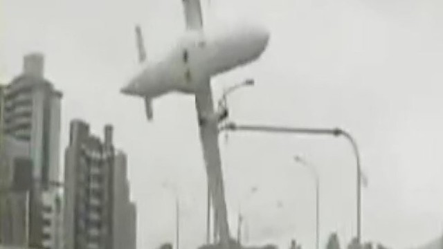 Vaizdo įraše – į upę krintantis „TransAsia Airways“ orlaivis