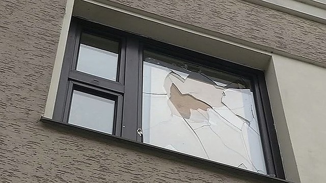 Lenkijos ambasadą Vilniuje du kartus apmėtė akmenimis