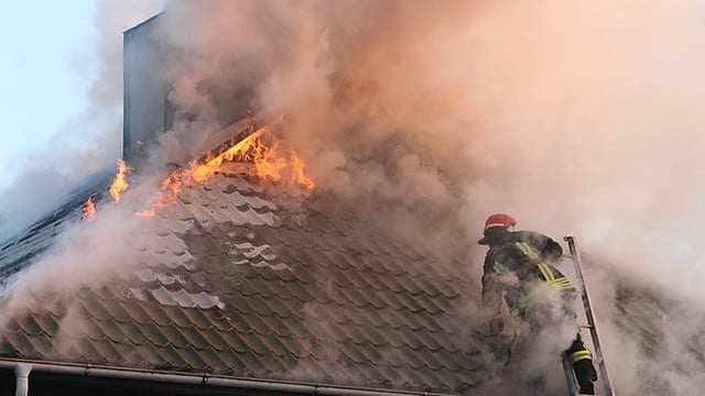 Kaune užsiliepsnojus namui nukentėjo garbaus amžiaus moteris