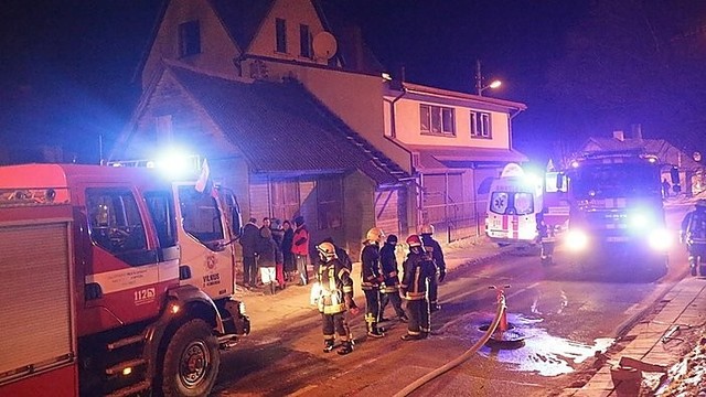 Vilniuje užsiliepsnojus mediniam namui nukentėjo moteris