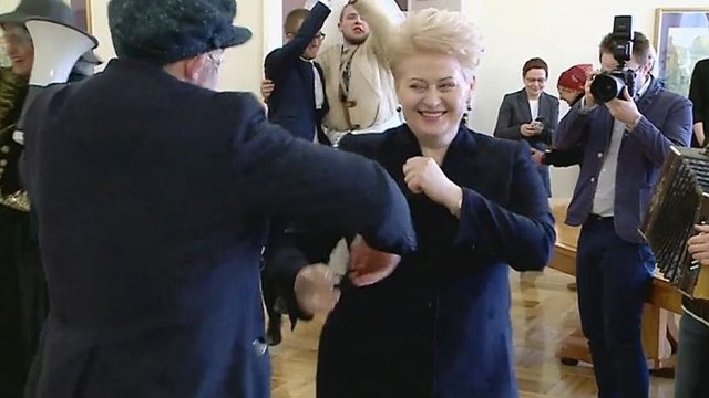 Dalia Grybauskaitė linksminosi su Užgavėnių persirengėliais
