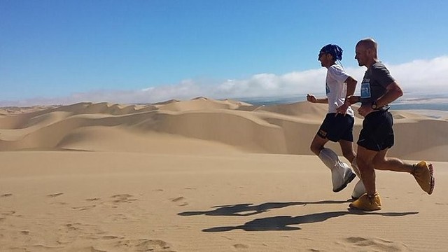 Škotijos bėgikai pirmieji pasaulyje įveikė Namibo dykumą
