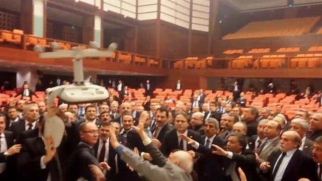 Turkijos parlamente kilo muštynės, penki sužeisti