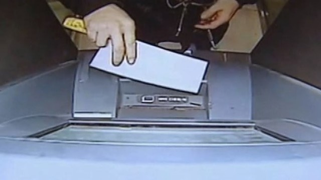 Po skyrybų vyras išsiliejo ant jo kortelę prarijusio bankomato