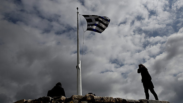Atėnai pasiduoda: oficialiai prašo euro zonos pratęsti paskolą