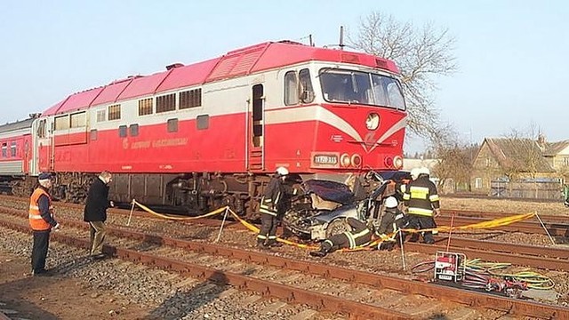 Baisogaloje traukinys traiškomą mašiną tempė 800 m, žuvo žmogus