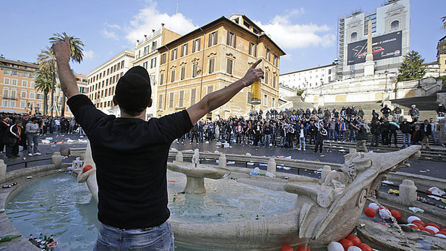 Futbolo chuliganų ir policijos riaušėse Romoje dužo architektūra