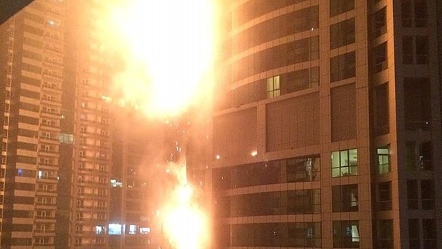 Liepsnojo vienas iš Dubajaus dangoraižių, aukų pavyko išvengti