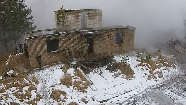 Pabradėje Lietuvos ir JAV kariai žaibišku smūgiu užėmė pastatą