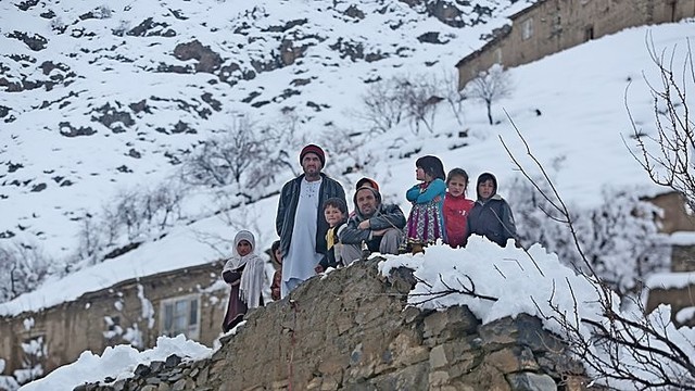 Lavinos Afganistane toliau šienauja gyvybes, žuvo 186 žmonės