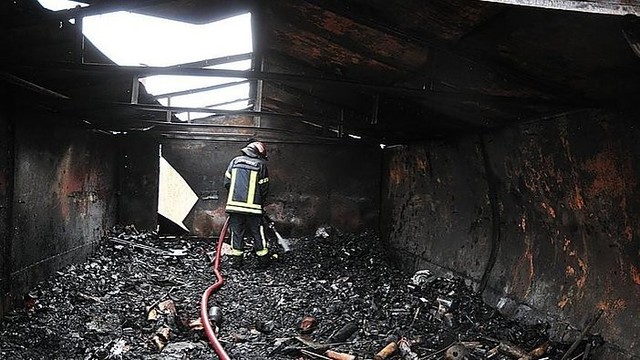 Gaisras nuniokojo garažų masyvą Vilniuje, apdegė 10 garažų