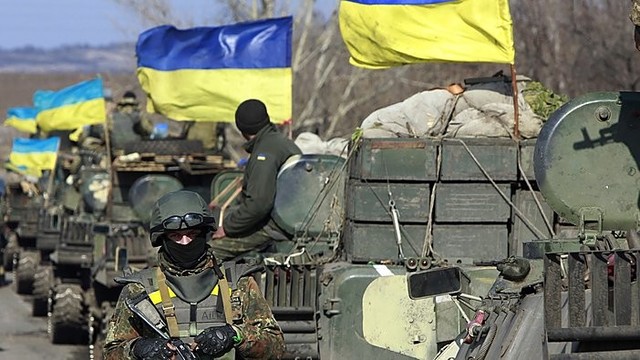 Abi pusės Rytų Ukrainoje atitraukia sunkiąją ginkluotę