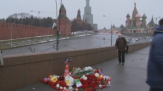 Žmonės neša gėles į B. Nemcovo nužudymo vietą