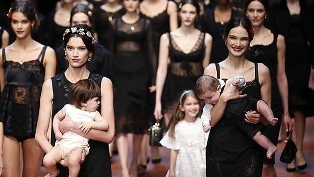 Ant „Dolce&Gabbana“ podiumo – kūdikiai ir nėščia manekenė