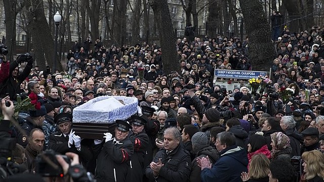 Borisas Nemcovas plojimais palydėtas į paskutinę kelionę