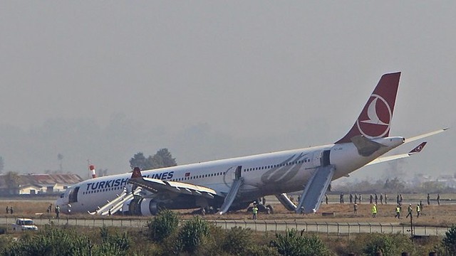 Avariją patyręs lėktuvas Nepale nuvažiavo nuo tūpimo tako