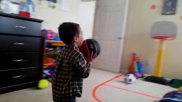 Būsima NBA žvaigždė? 2 metų mažylis pademonstravo auksinę ranką