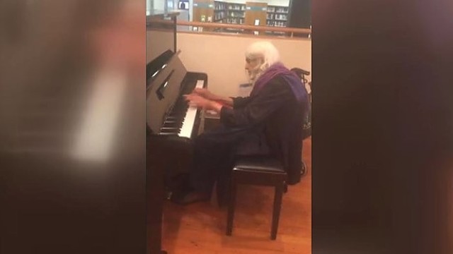 Australus pakerėjo pasakiškai pianinu grojanti 80-metė