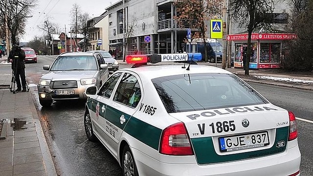 Vilniuje automobilis pėsčiųjų perėjoje partrenkė motiną su vaiku