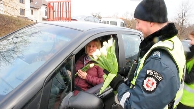 Pareigūnai vairuotojas pamalonino sveikinimais ir gėlėmis