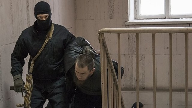 Į teismą atvesdinti įtariamieji B. Nemcovo žudikai