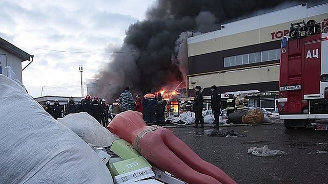 Per gaisrą Kazanės prekybos centre – nerimas dėl dešimčių aukų