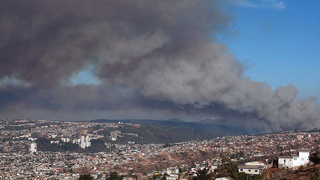Čiliečiai nebekontroliuoja miškų gaisro, žmonės palieka namus