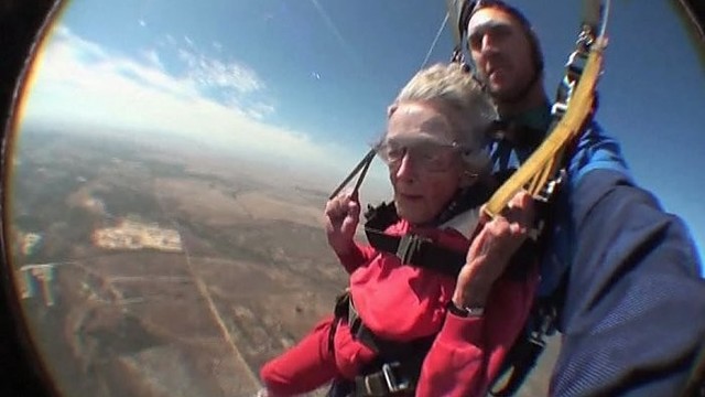 Šimtametė gimtadienį paminėjo šuoliu su parašiutu