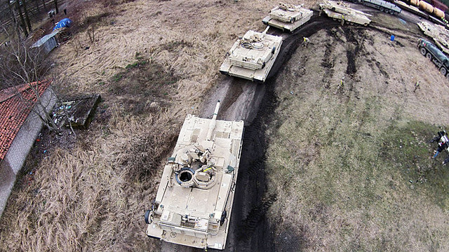 Vladimirui Putinui atgrasyti – grėsmingieji JAV tankai „Abrams“