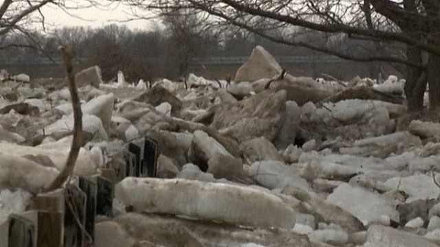 Gigantiški ledo luitai siaubė JAV miestą ir kapines