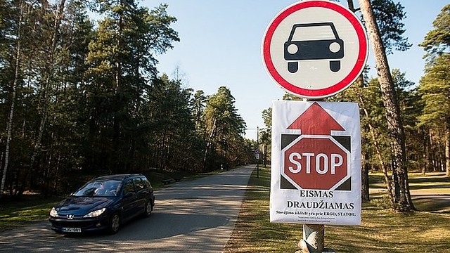 Kelio ženklas Vilniuje, stebinantis visko mačiusius vairuotojus