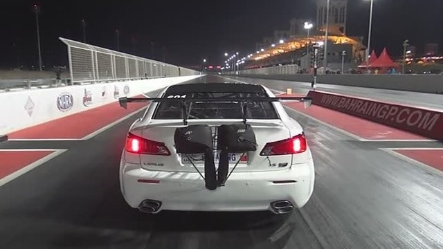 Lenktynėse Bahreine – „Lexus“ skrydis per tvorą, kokio nematėte